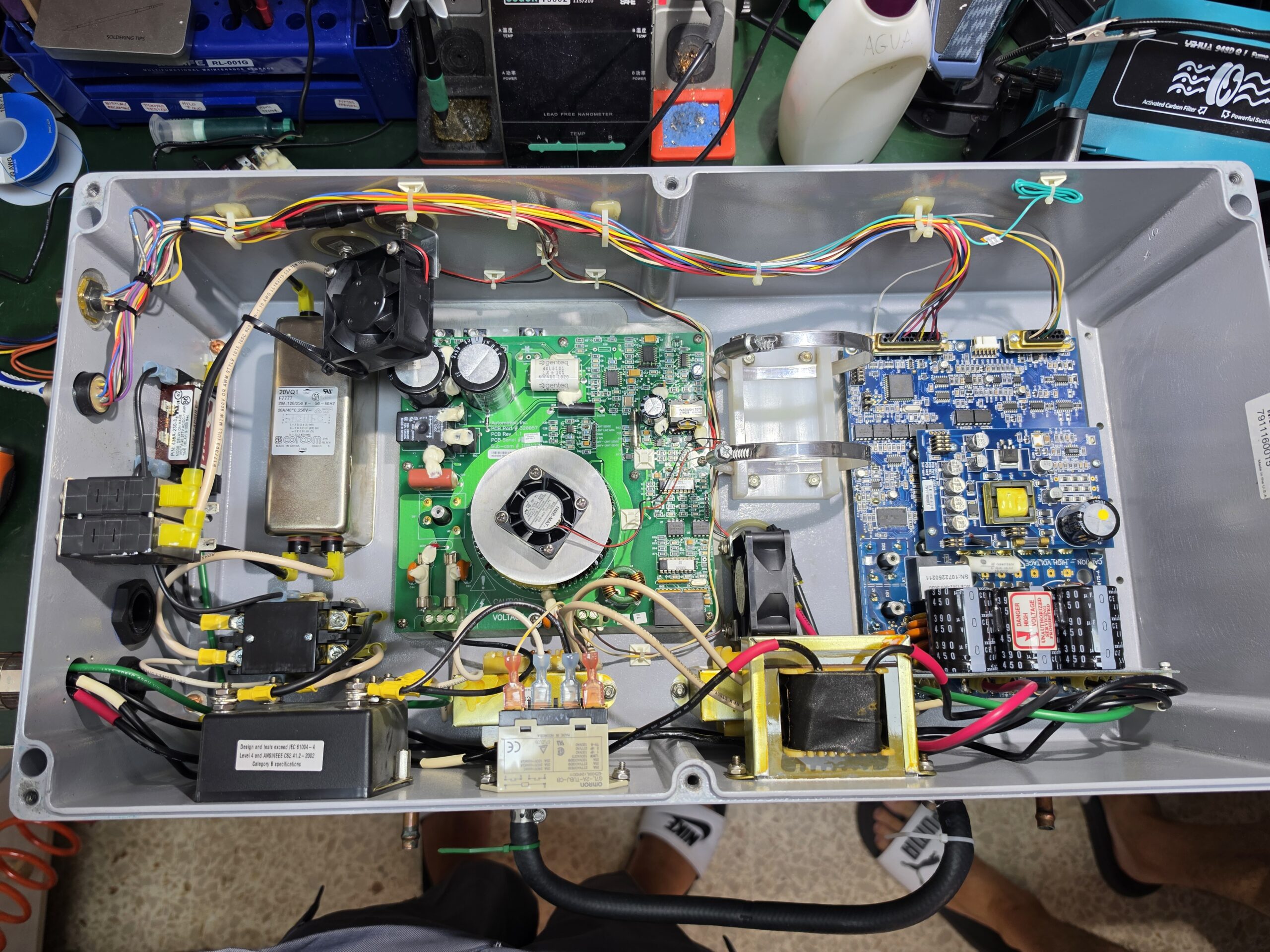 Interior de SeaKeeper Drive Box durante diagnóstico Interior de SeaKeeper Drive Box durante el proceso de diagnóstico electrónico