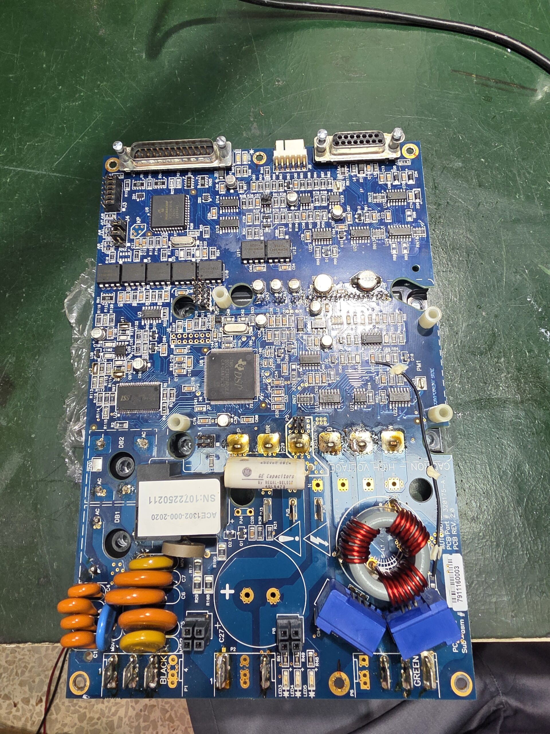 Placa electrónica SeaKeeper 320175-A en diagnóstico Placa electrónica SeaKeeper 320175-A durante diagnóstico en nuestro taller