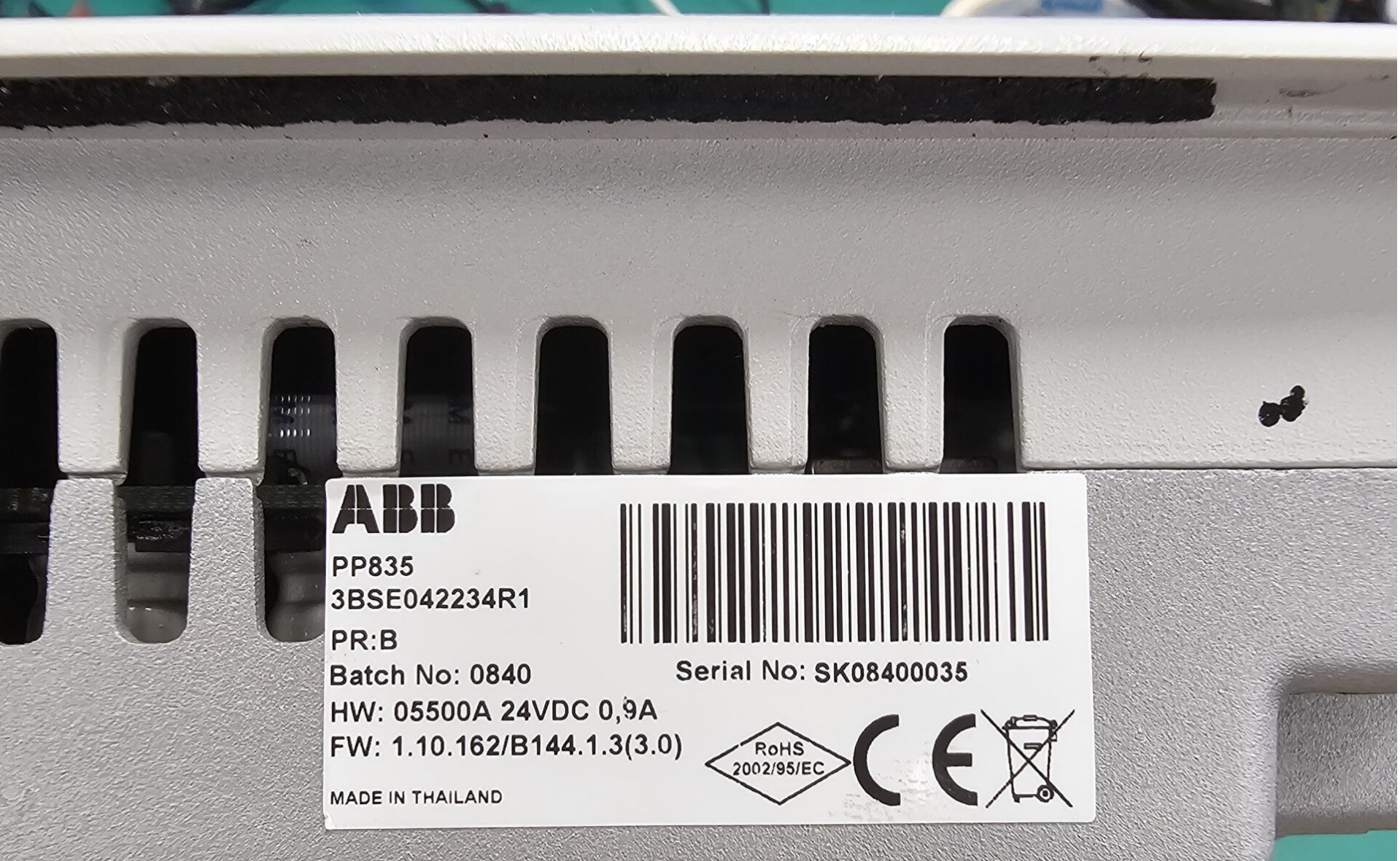 Etiqueta ABB PP835 con referencia 3BSE042234R1 y alimentación de 24 V DC
