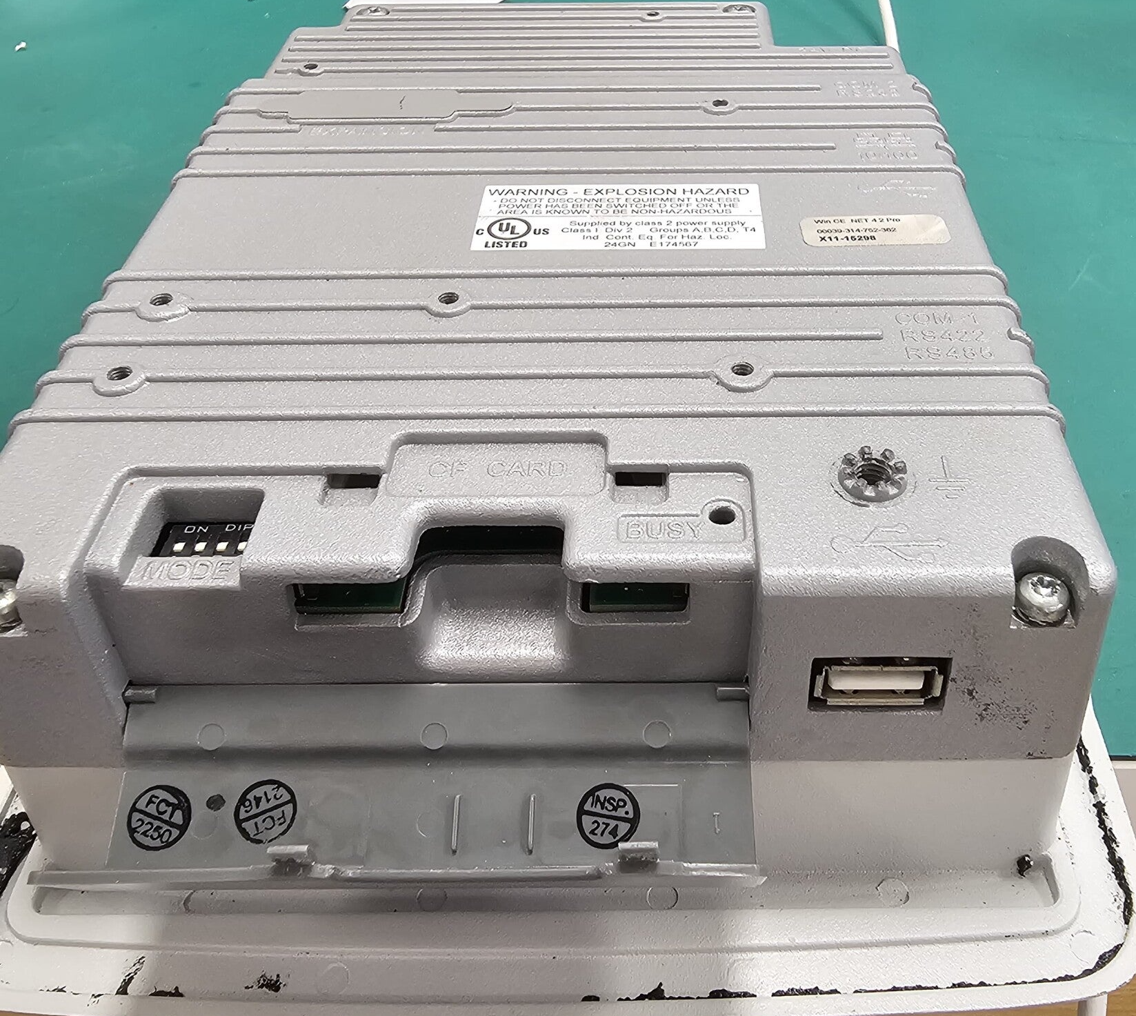 Carcasa del panel ABB PP835 cerrado en el banco de trabajo