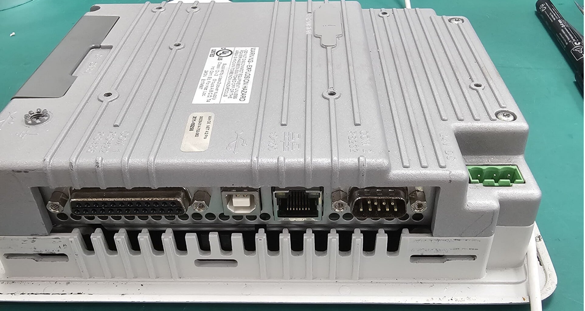 Vista de los conectores traseros del panel de operador ABB PP835
