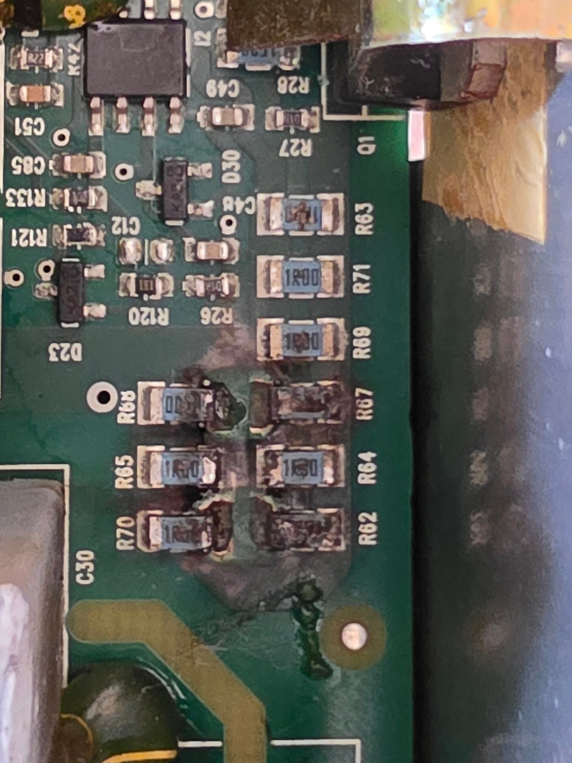 Fuente de alimentación Electro-Voice ZLX-12P durante la reparación
