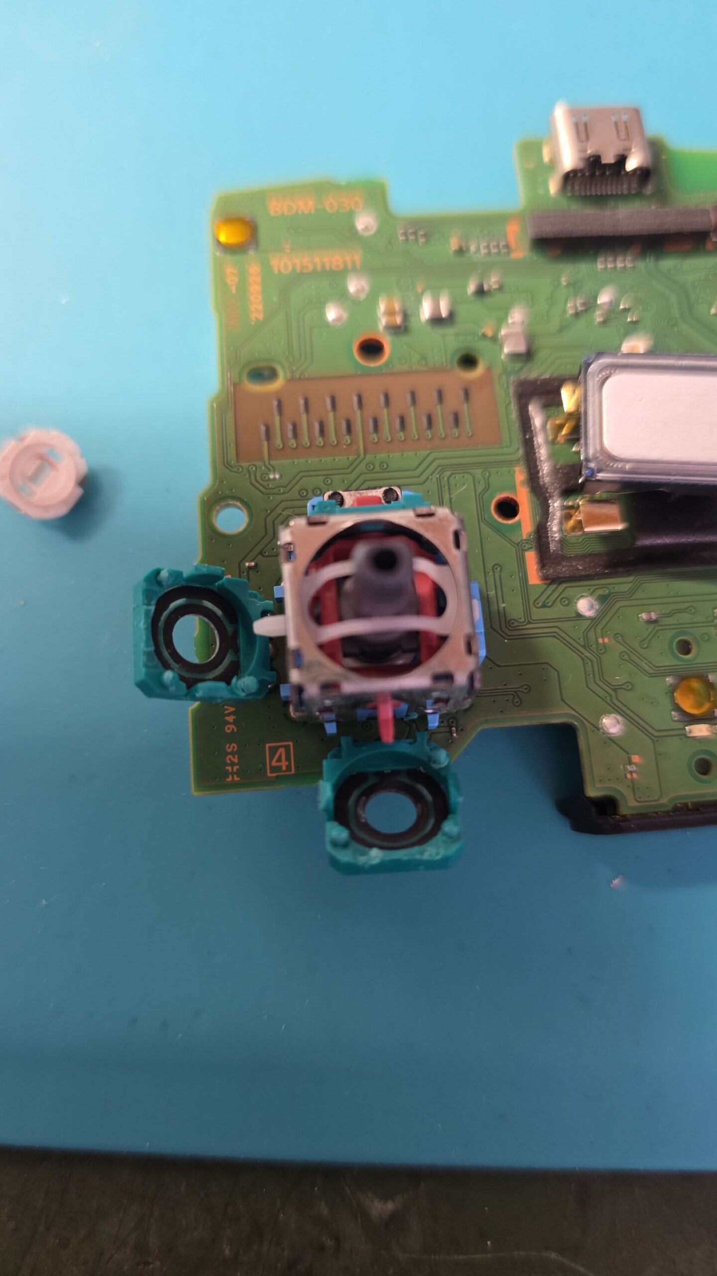 Mando DualSense PS5 desmontado para diagnóstico de drift