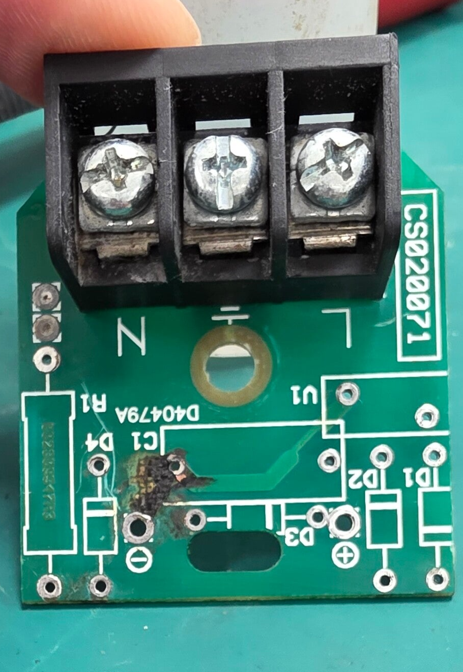 Placa del rectificador Honeywell tras retirar componentes dañados